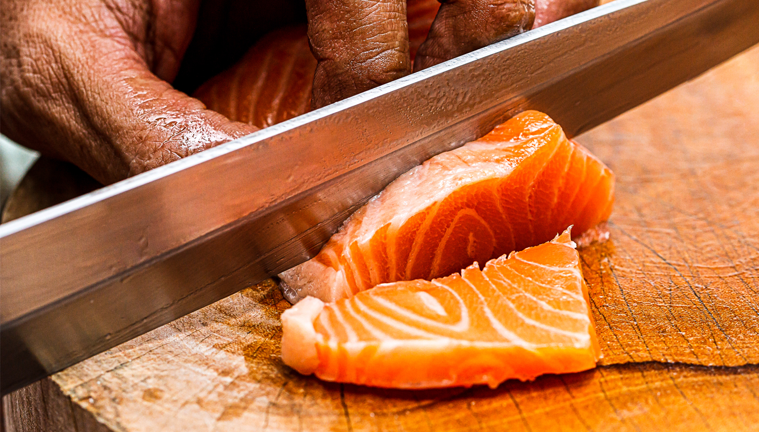 Filet de saumon coupé en morceaux pour faire un tartare