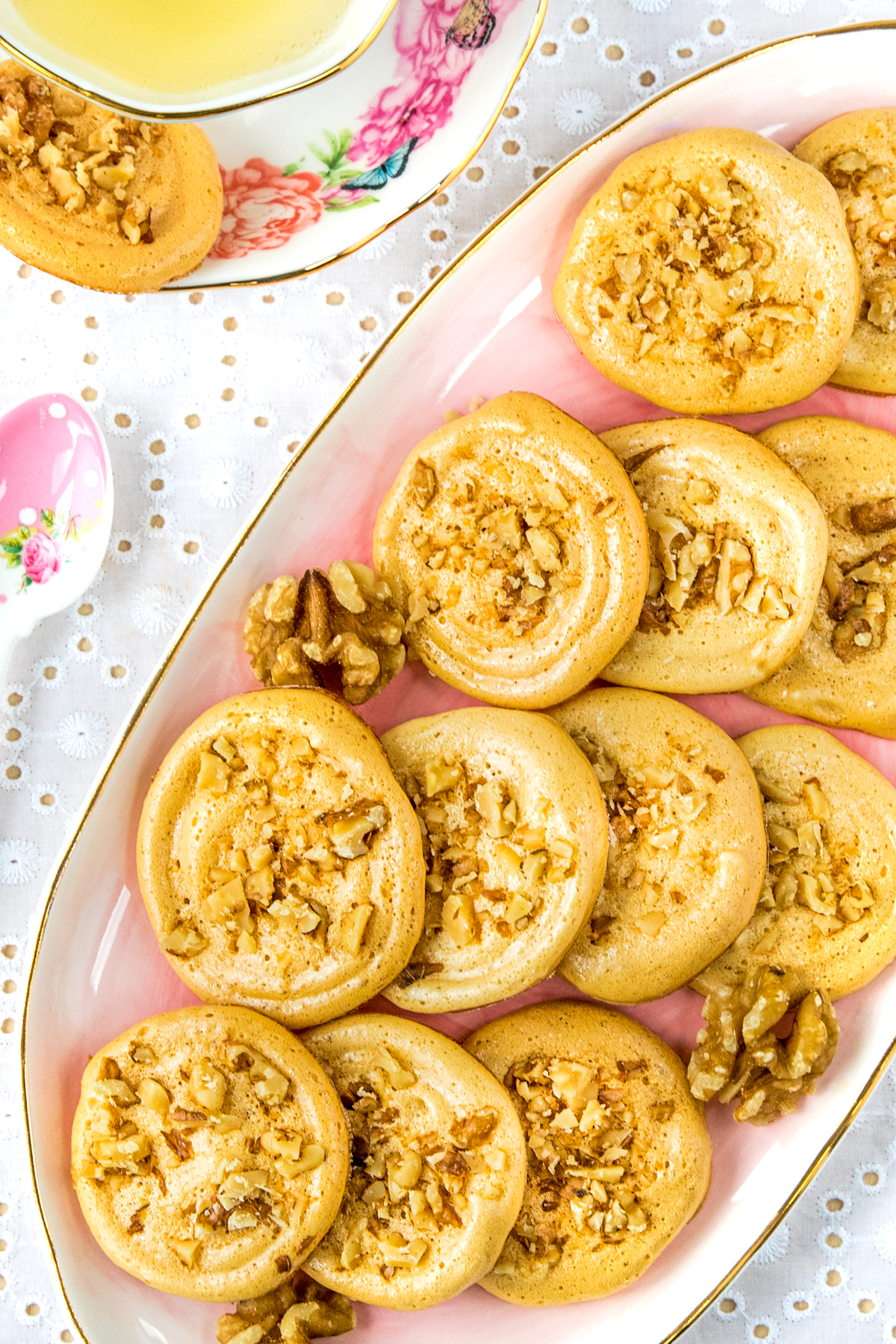 Biscuit meringue et noix de Grenoble