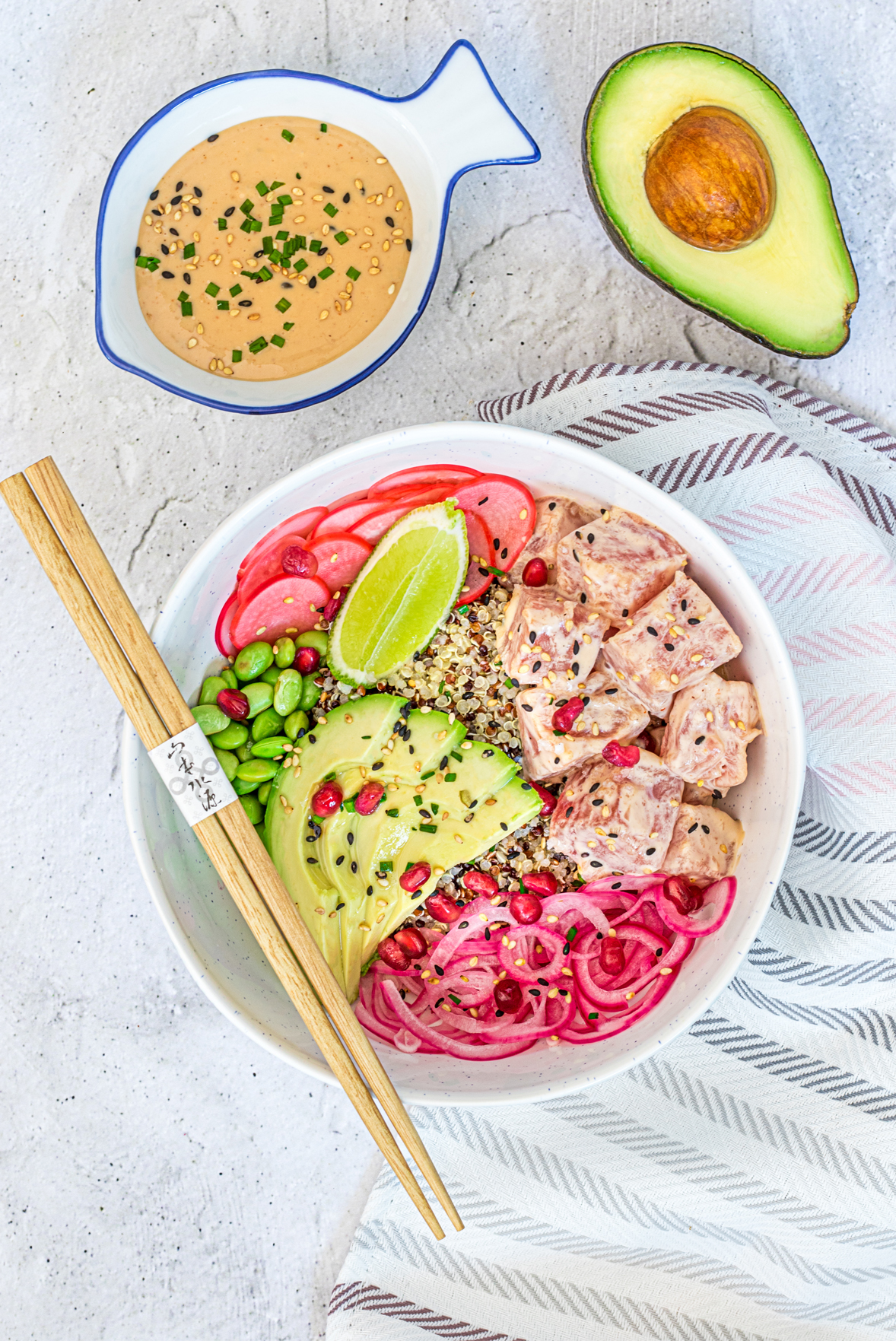 Poké bowl au thon mariné avec quinoa
