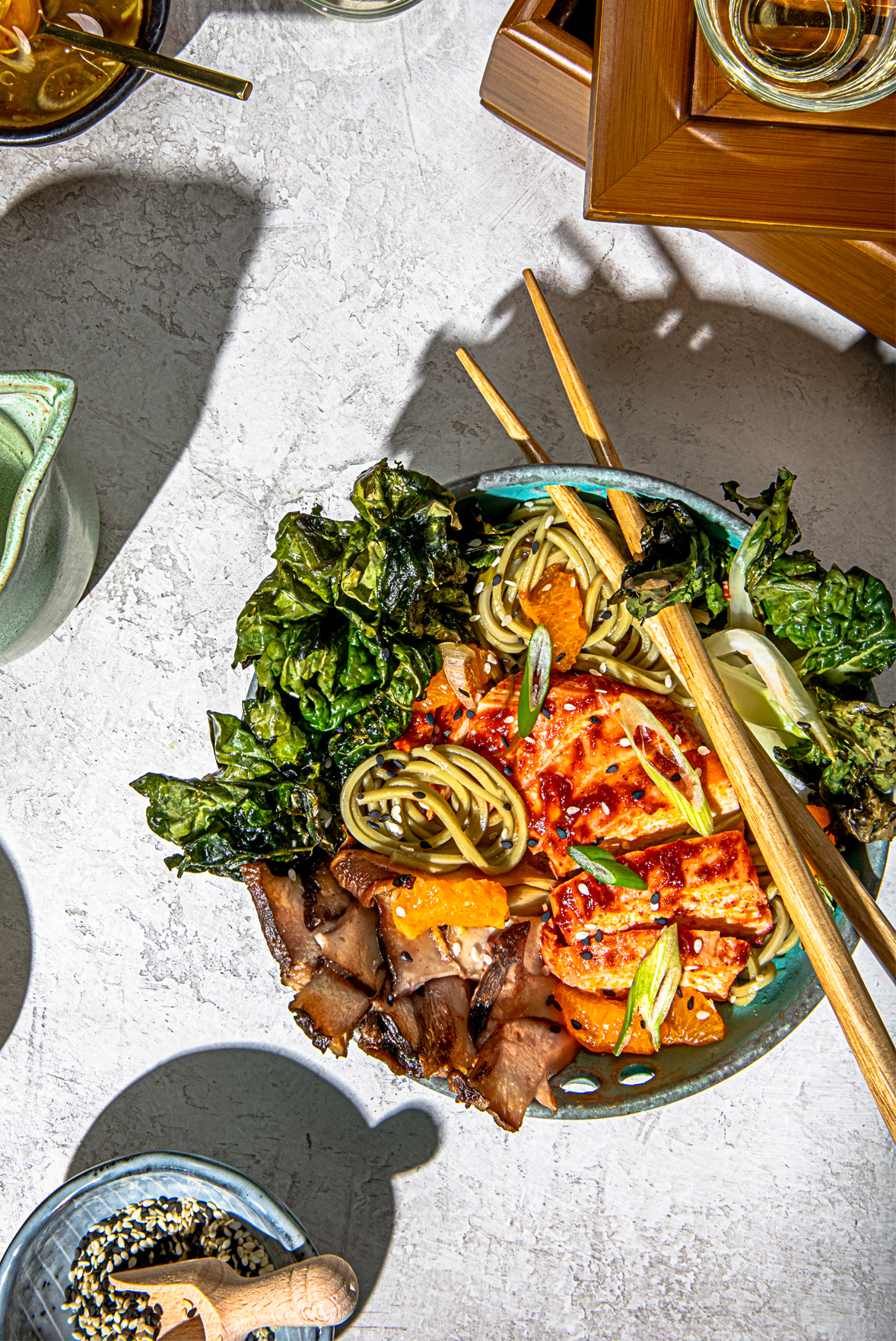 Bol asiatique avec poulet glacé au miel et nouille au thé vert