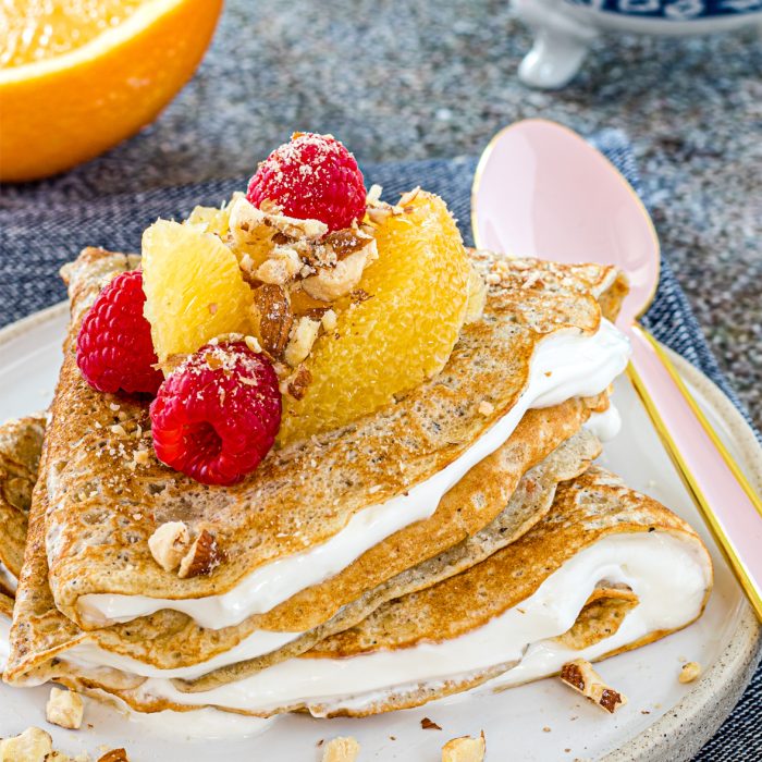 Crêpes sarrasin et orange garnies de yogourt grec et petits fruits