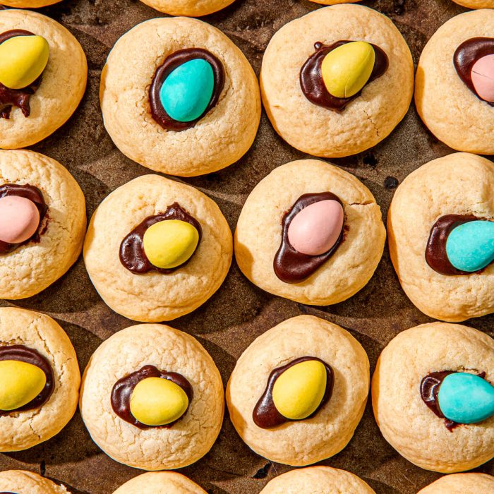 Biscuits Mini Eggs façon thumbprint cookies