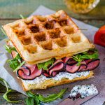 Sandwich jambon-fromage dans une gaufre