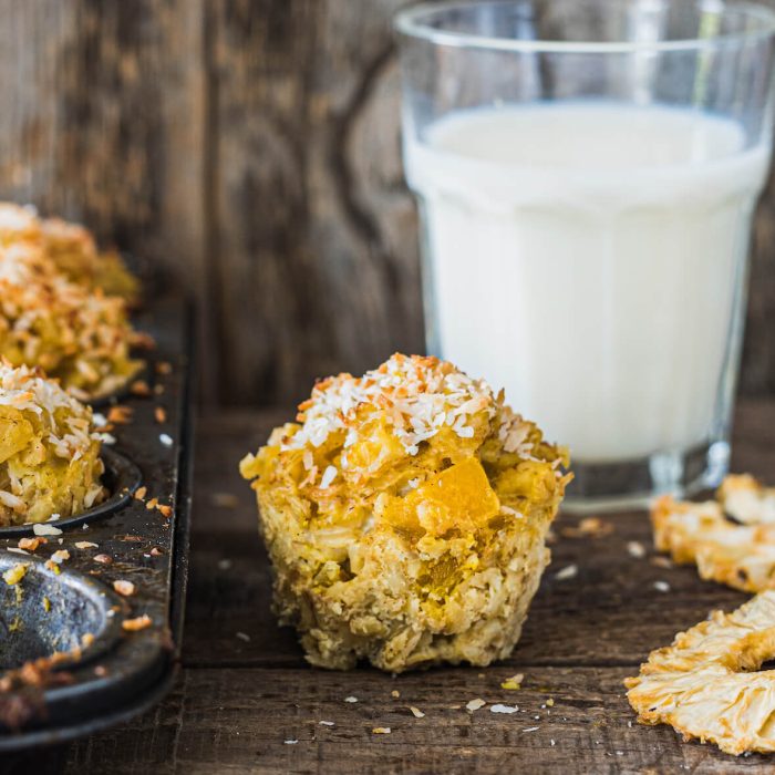 Petits muffins déjeuner avec avoine et fruits tropicaux