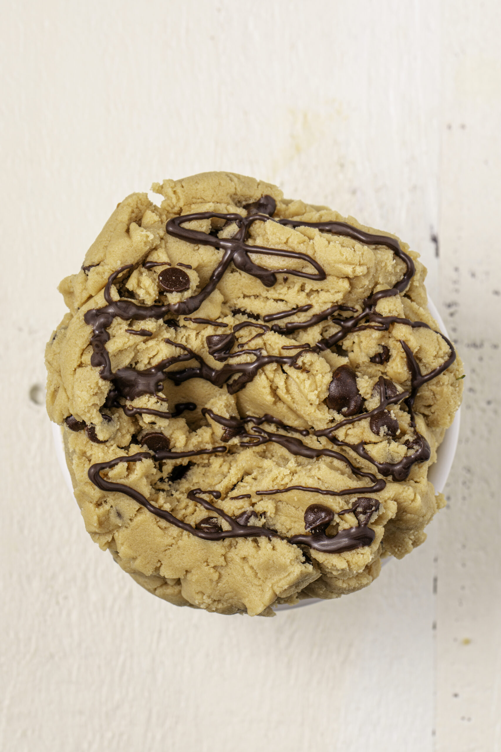 Pâte à biscuits crue sans oeufs, collation sans cuisson aux pépites de chocolat.