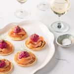 Blinis féta, betteraves et saumon fumé