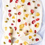Yogourt glacé, pistaches et fruits lyophilisés
