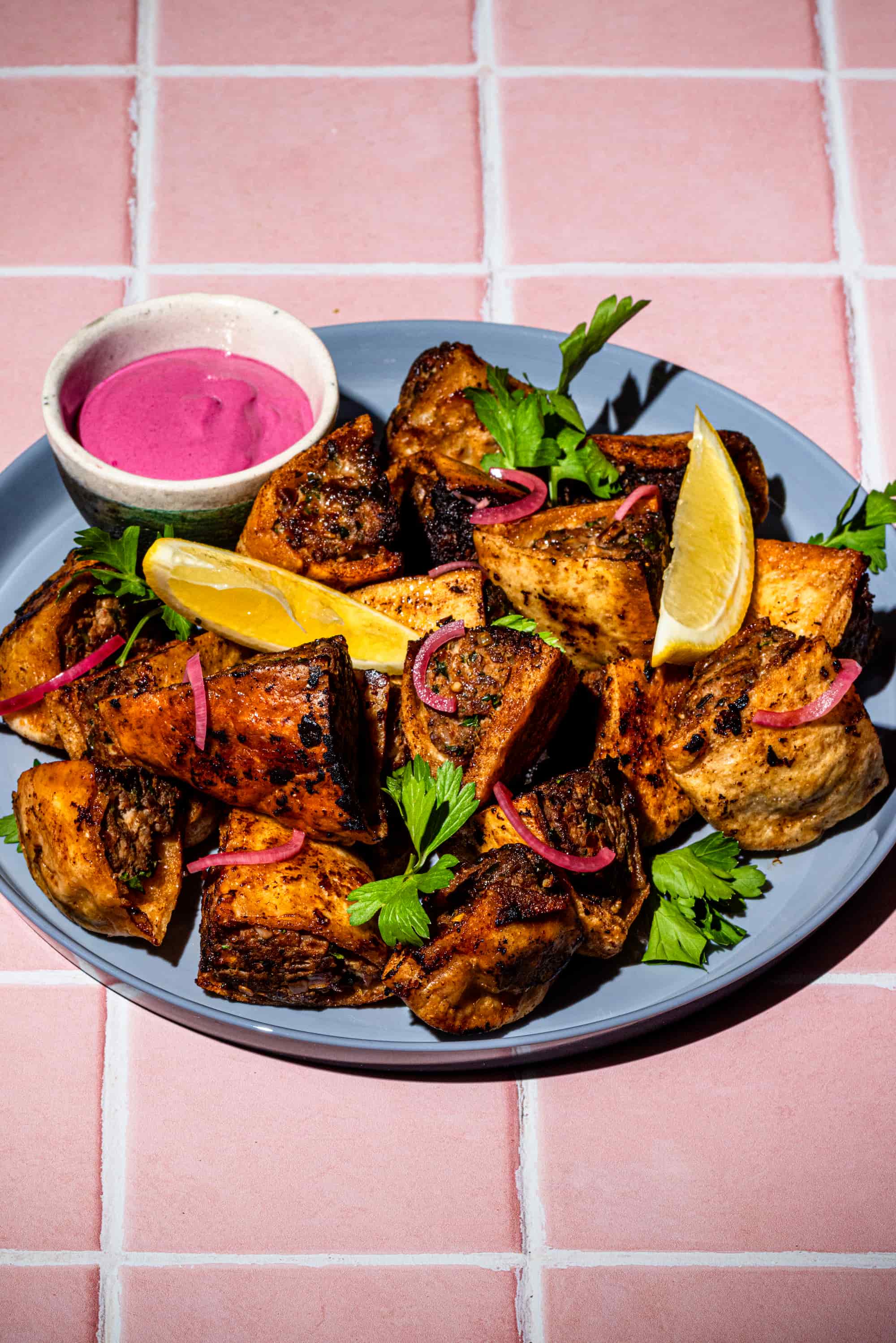 Arayes d'agneau avec sauce rose à la betterave