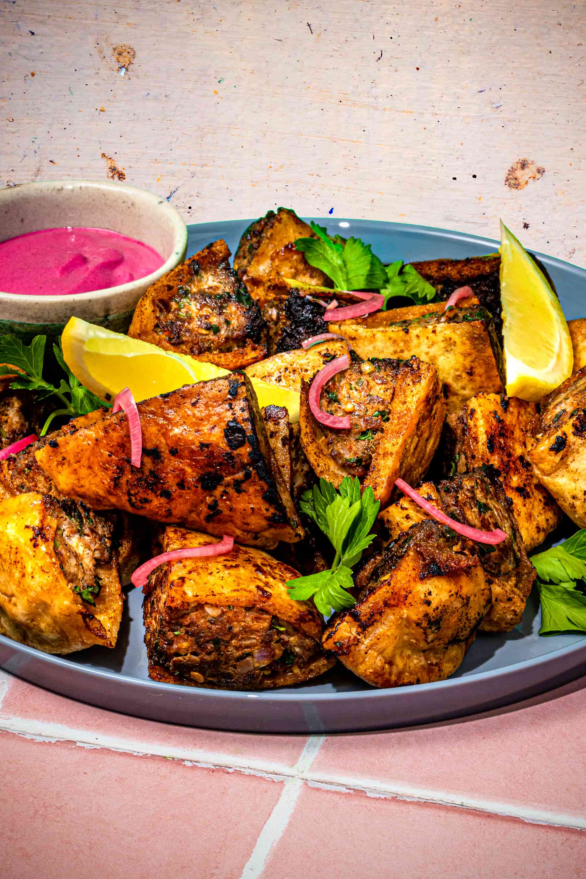 Arayes d'agneau avec sauce rose à la betterave