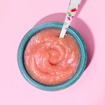 Compote de pommes rose avec pelure