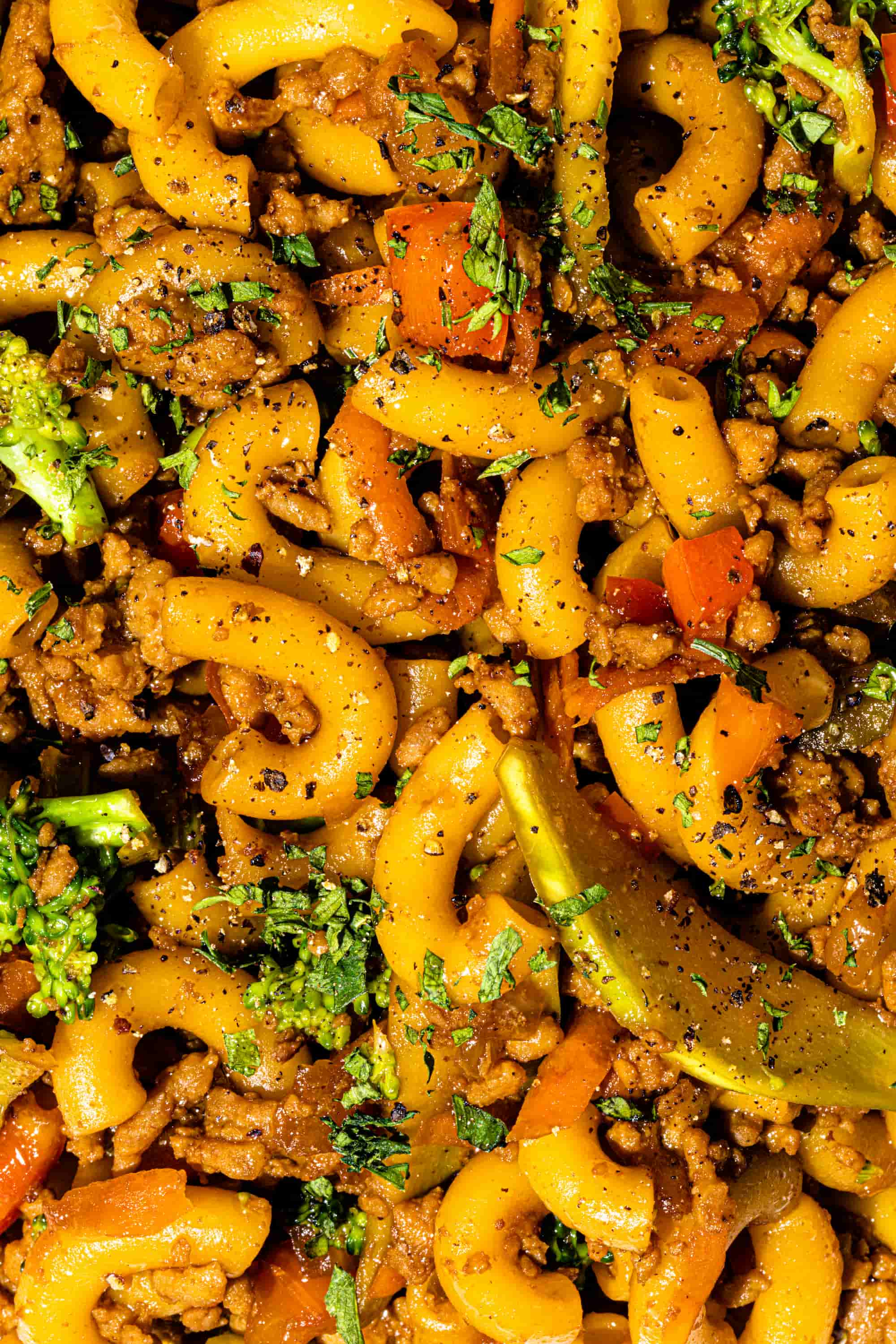 Macaroni chinois avec porc haché, sauce soya et légumes croquants.