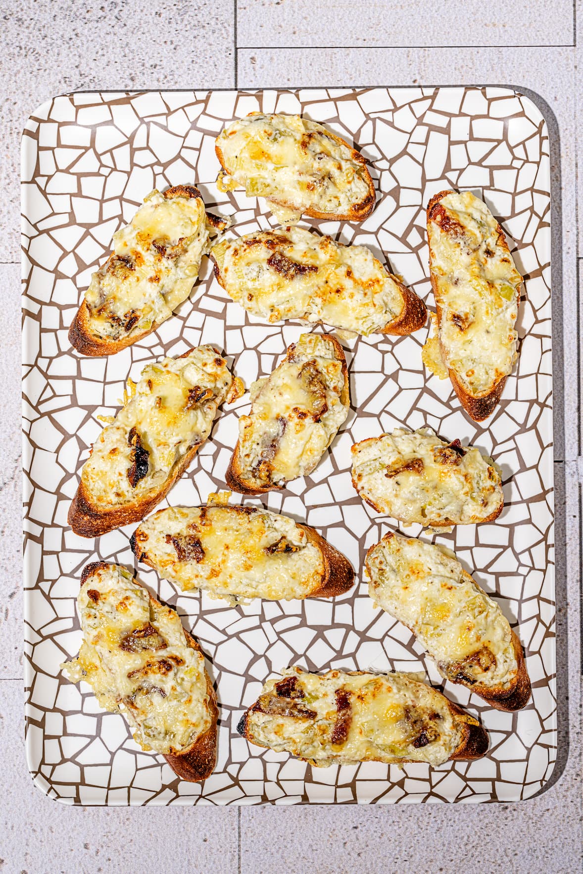 Croûtons aux poireaux avec bacon et fromage