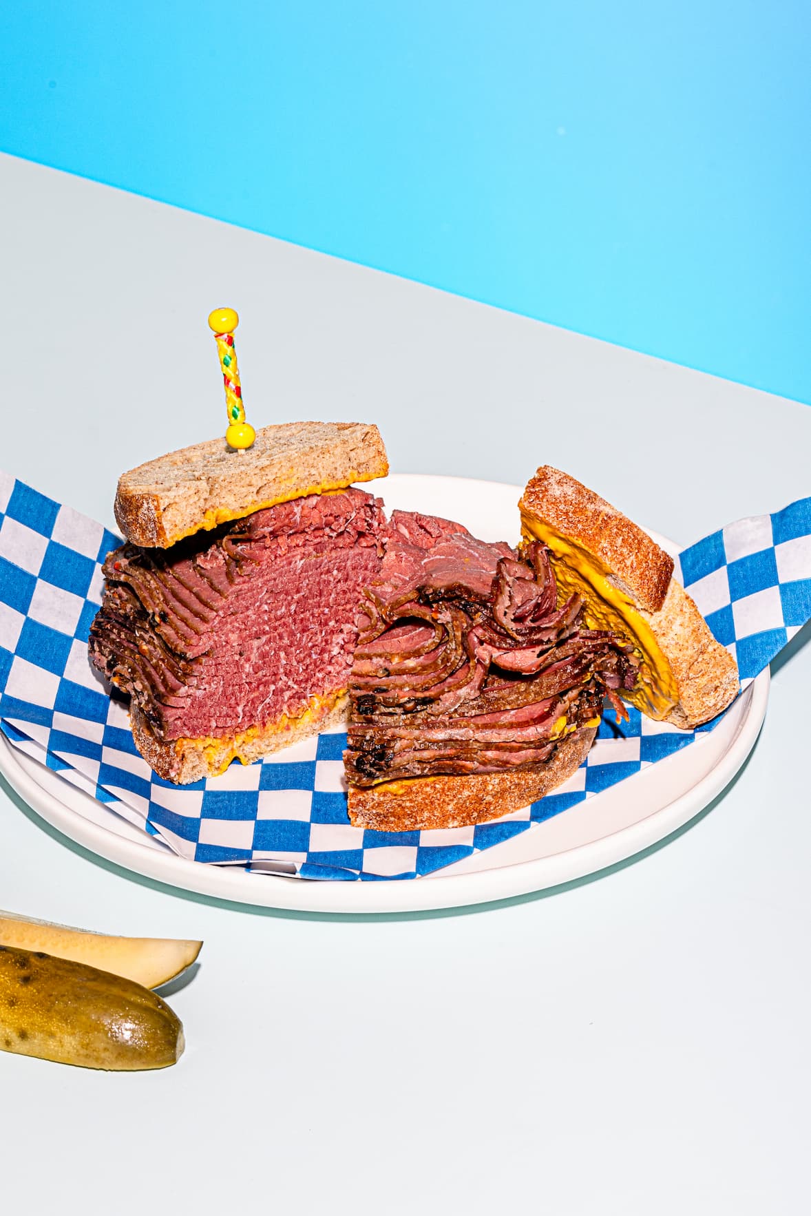 Recette de smoked meat (sandwich à la viande fumée) pastrami