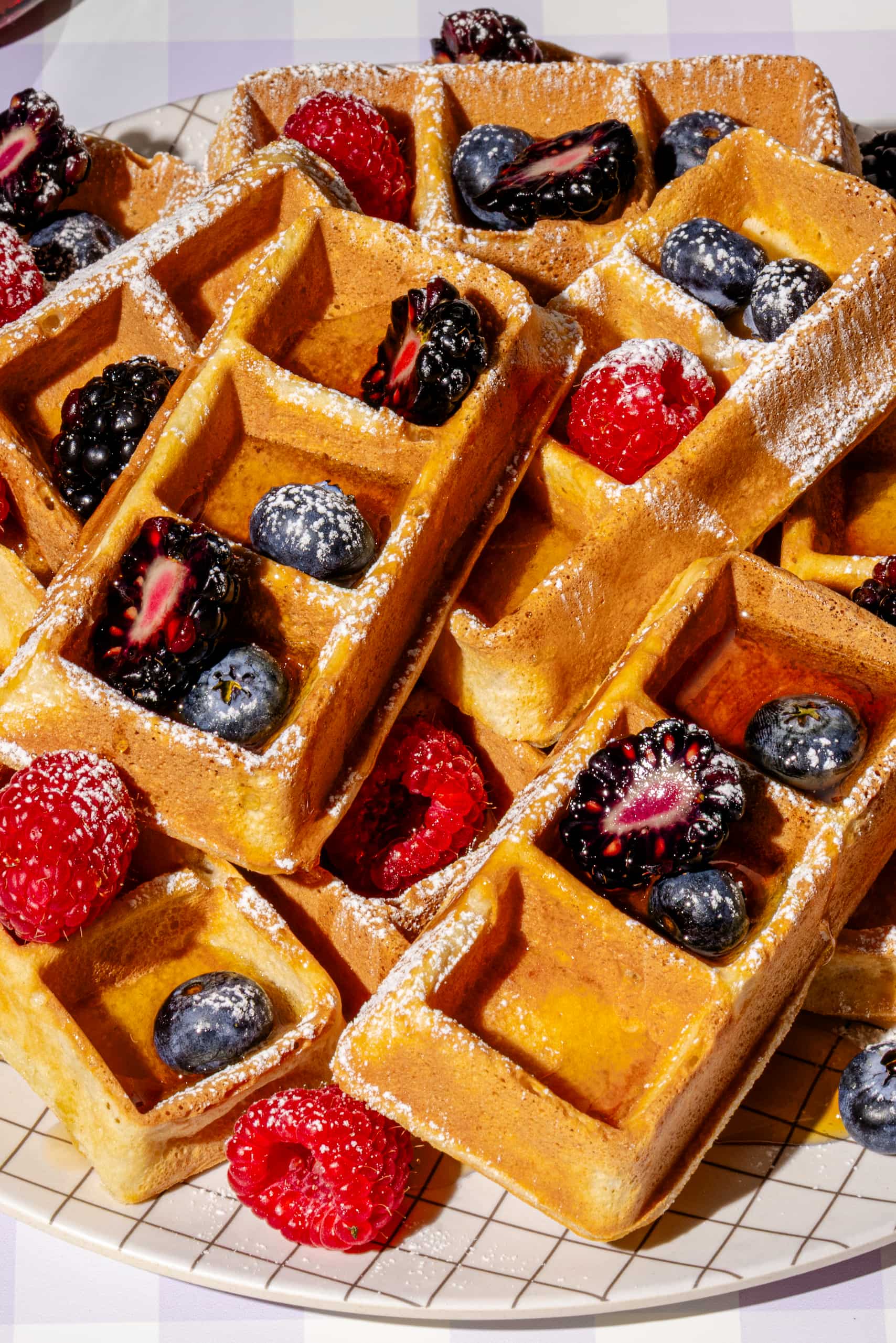 gaufres maison simples dorées et croustillantes servies au sirop d'érable pour le déjeuner