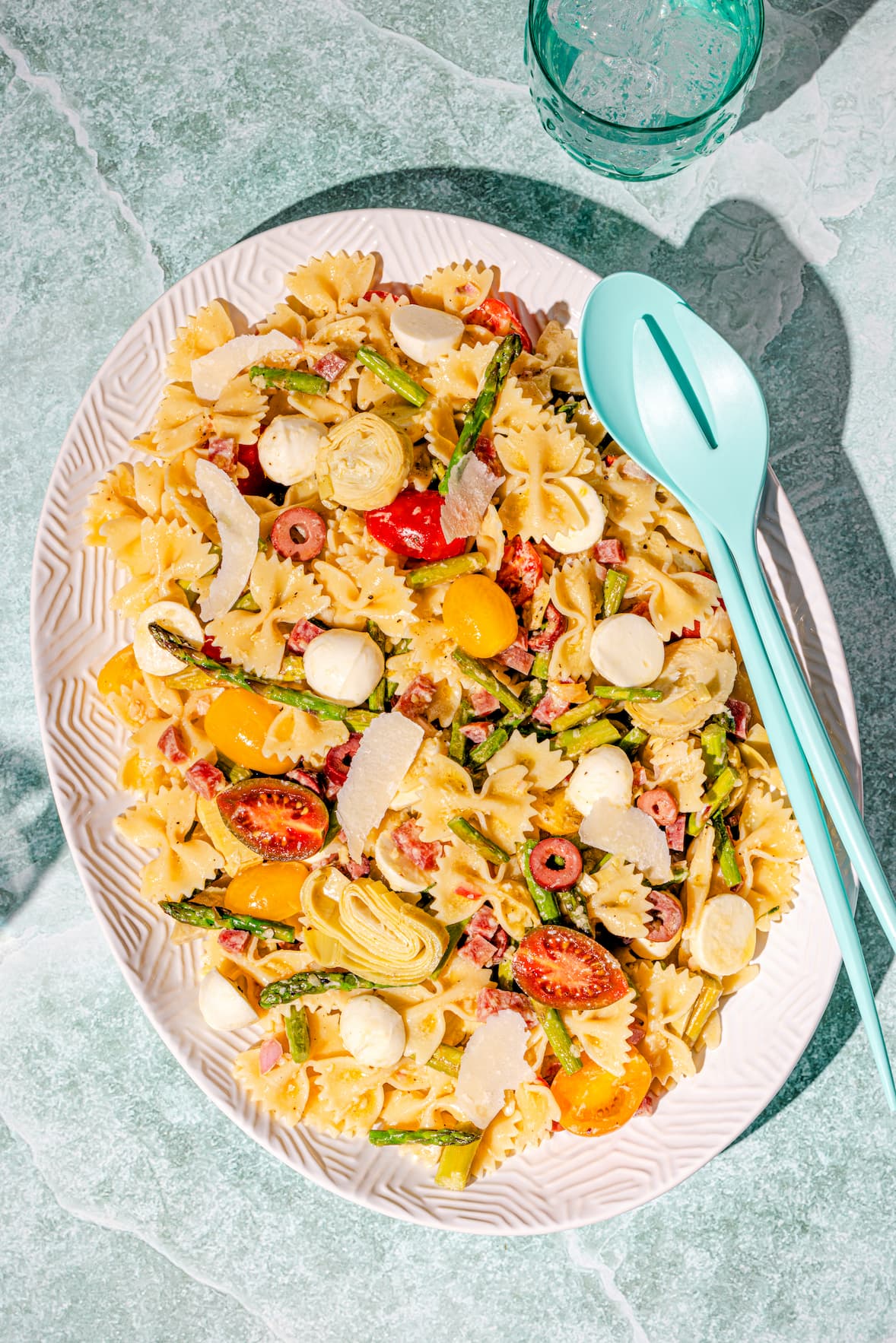 Salade de farfalles aux cœurs d'artichauts et aux asperges