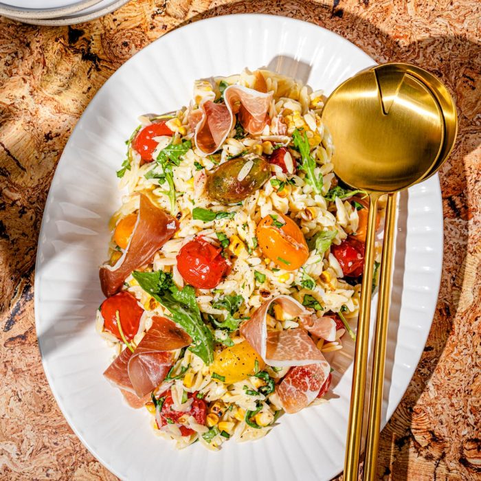 Salade d&rsquo;orzo froide (tomates confites, maïs et prosciutto)