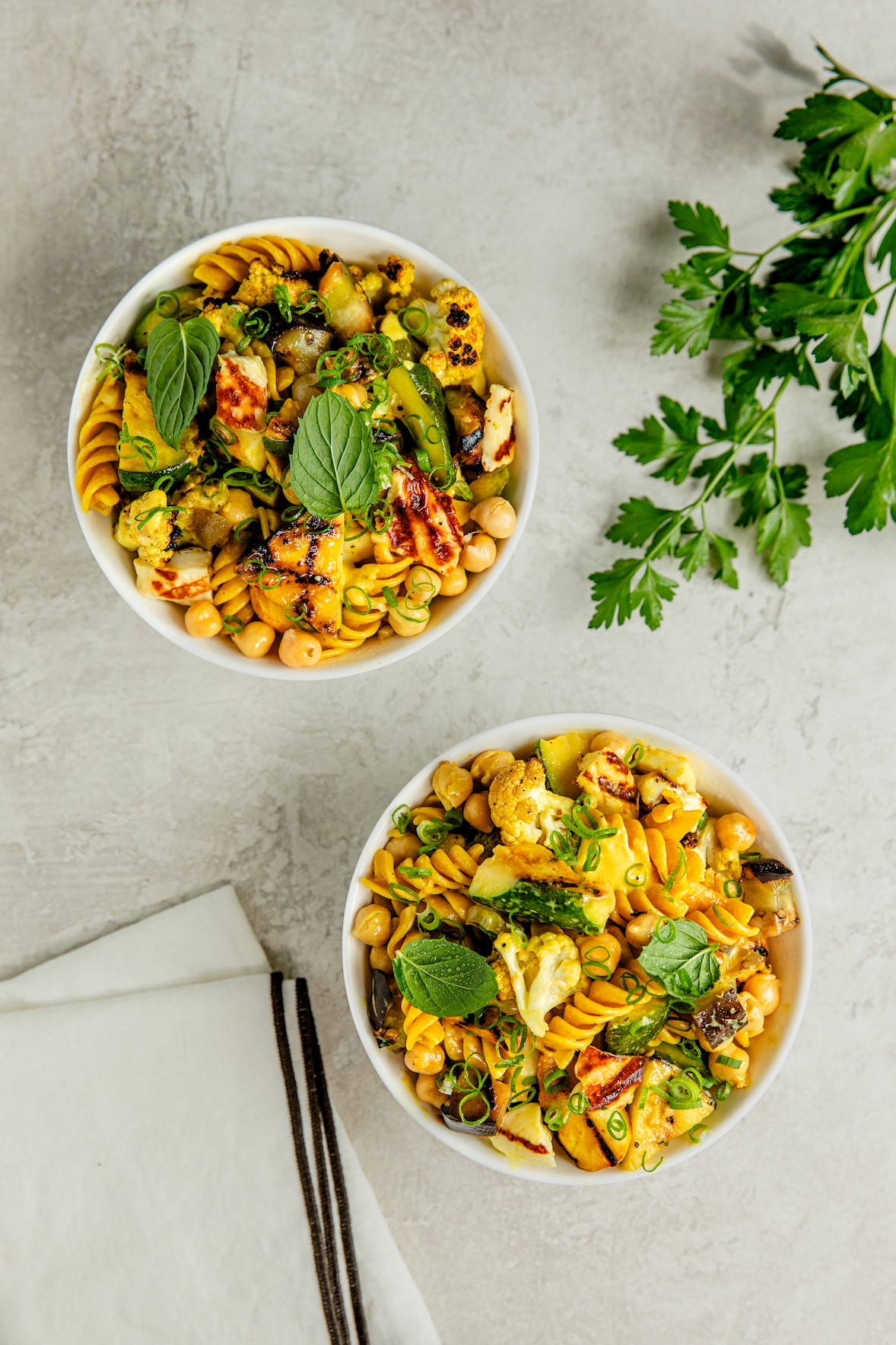 Salade de pâtes avec légumes grillés