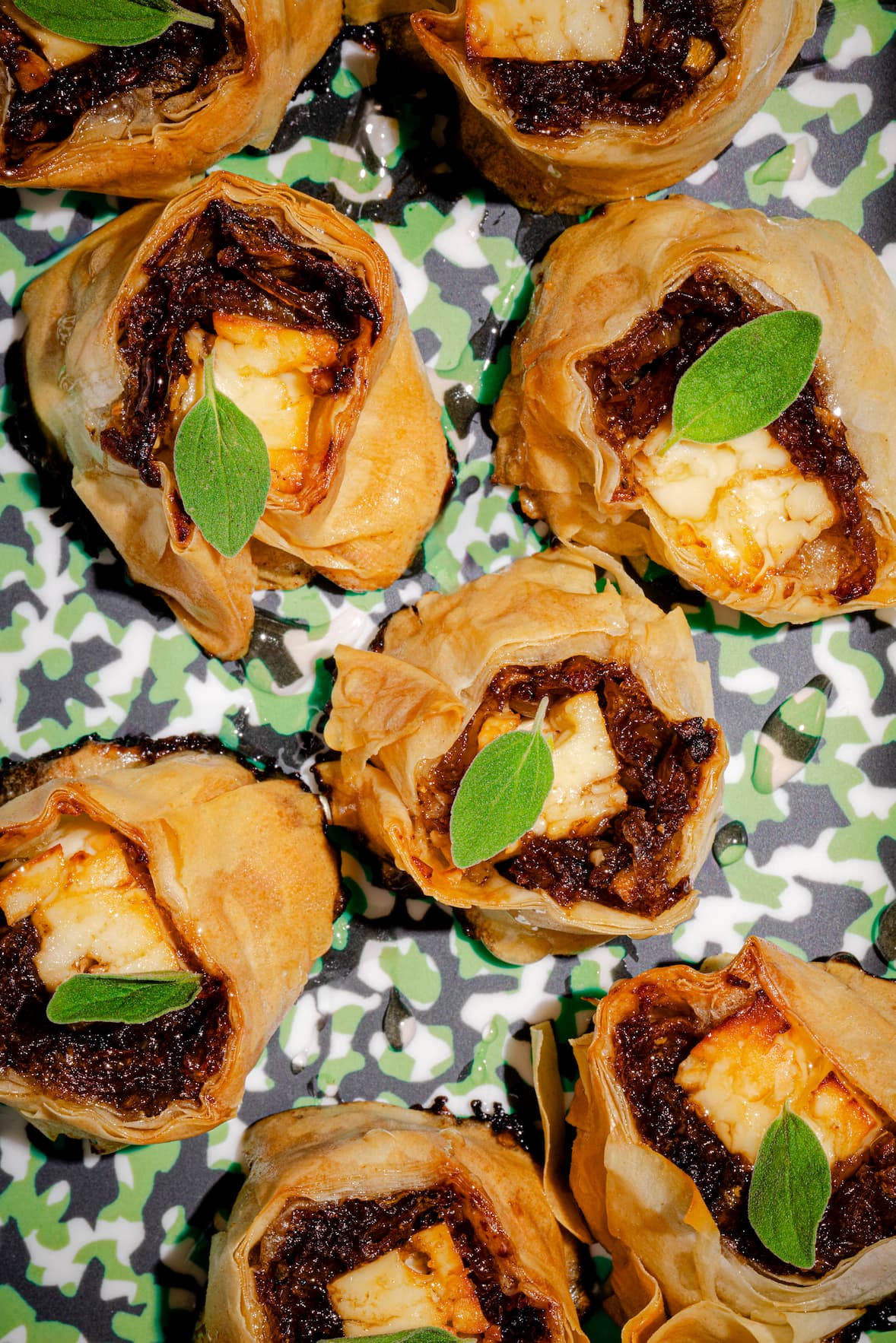 Bouchées de fromage féta en pâte phyllo croustillantes avec oignons caramélisés