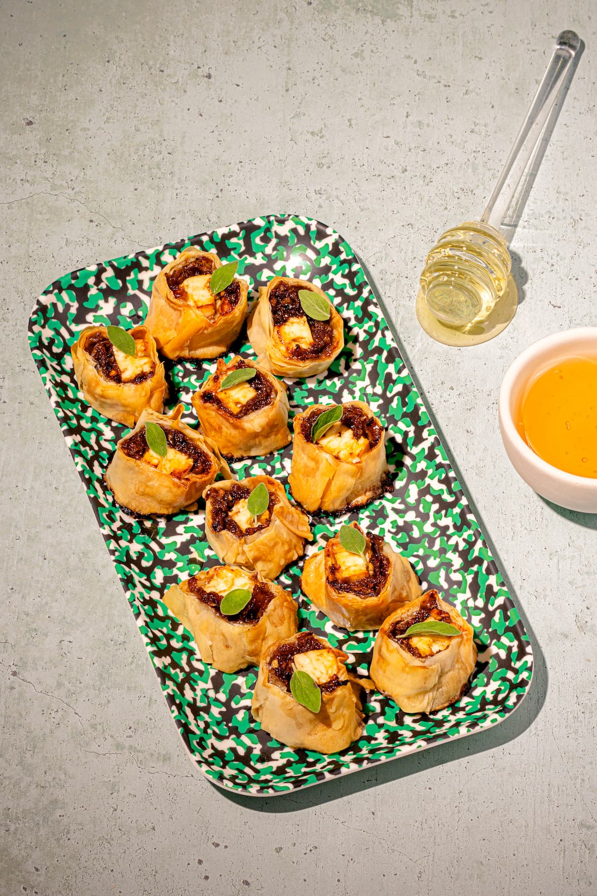 Bouchées de fromage féta en pâte phyllo croustillantes avec oignons caramélisés