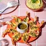 Crevettes à l’ail et aux fines herbes (coupe papillon)