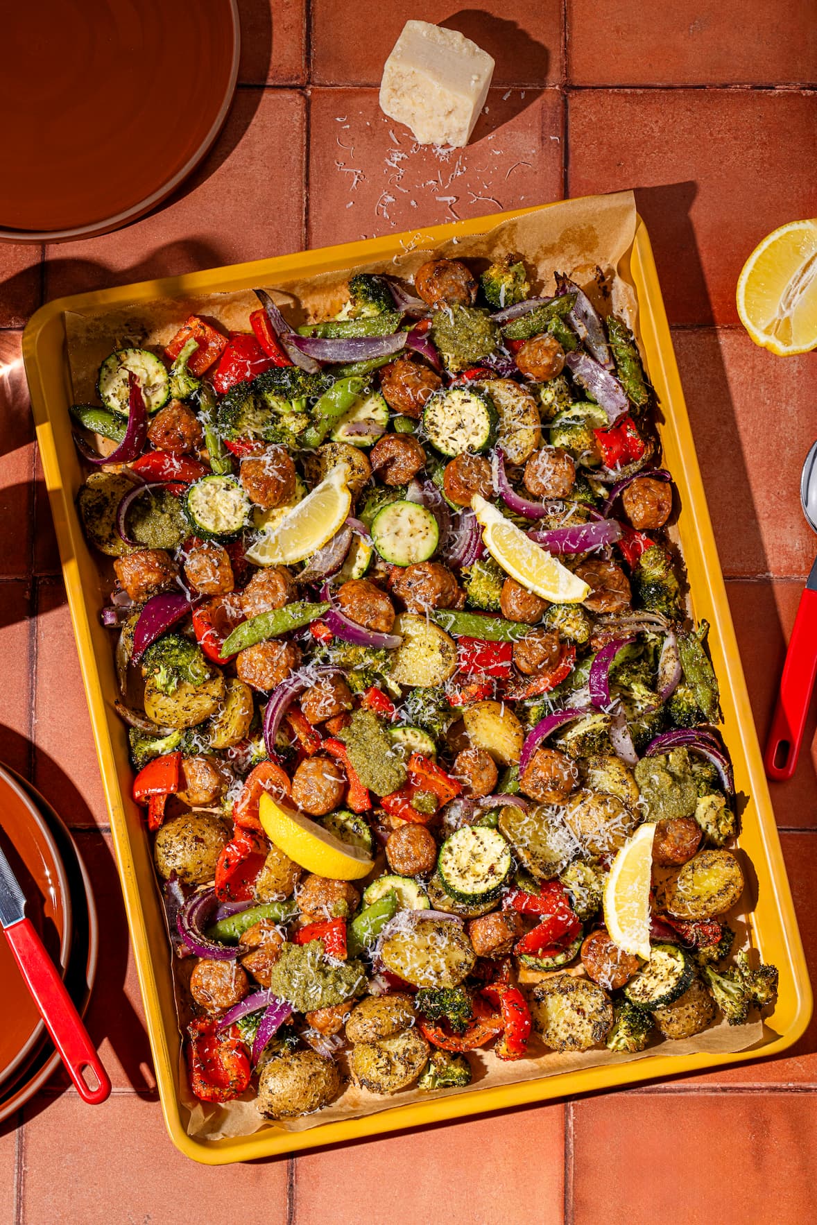 Plaque de saucisses italiennes avec légumes