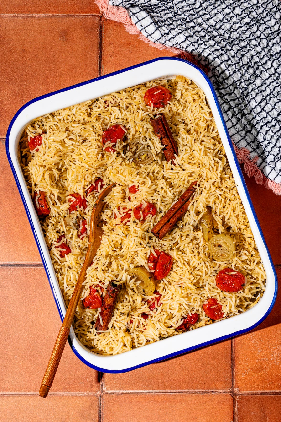 Riz au four avec tomates confites et ail