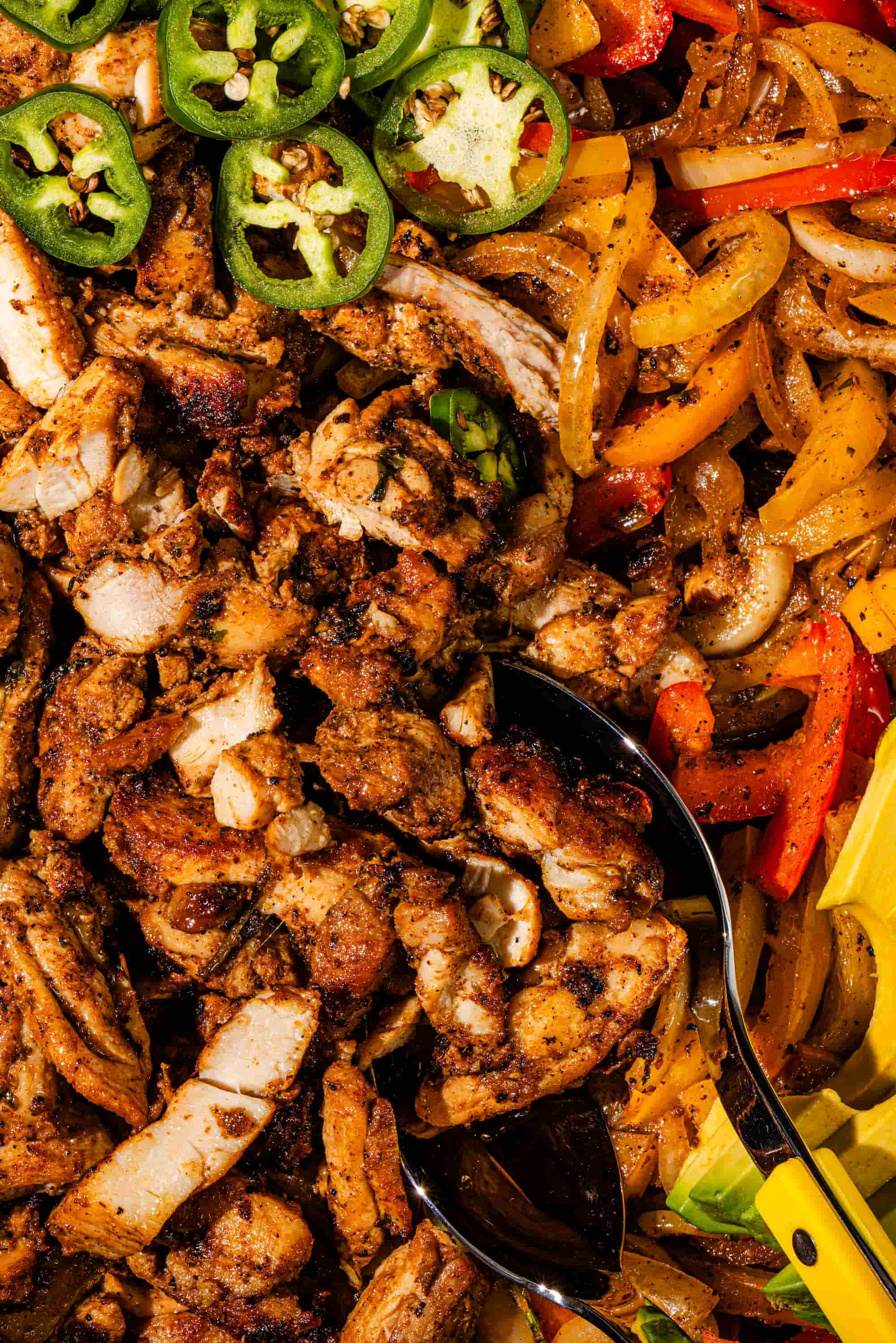 Fajitas au poulet avec marinade maison facile, poivrons colorés et lime.
