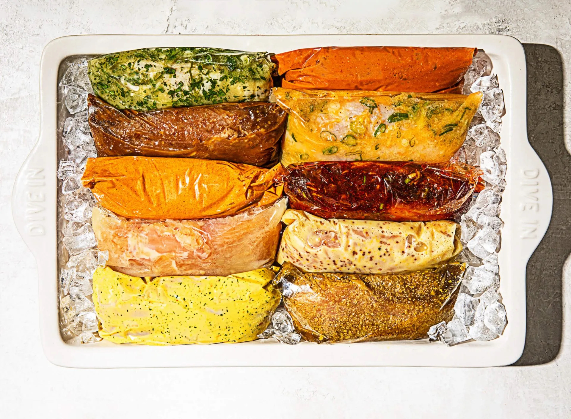 Plusieurs sacs hermétiques avec des marinades de poulet variées