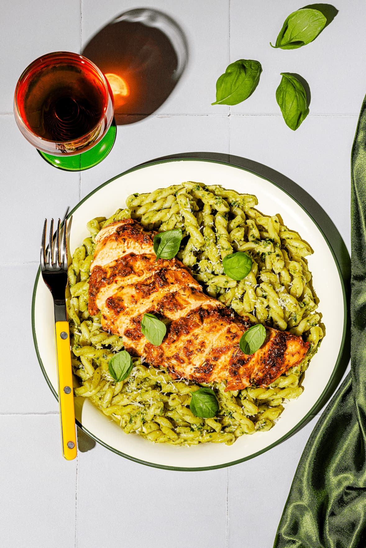 Pâtes au pesto avec poitrine de poulet grillée à l'italienne
