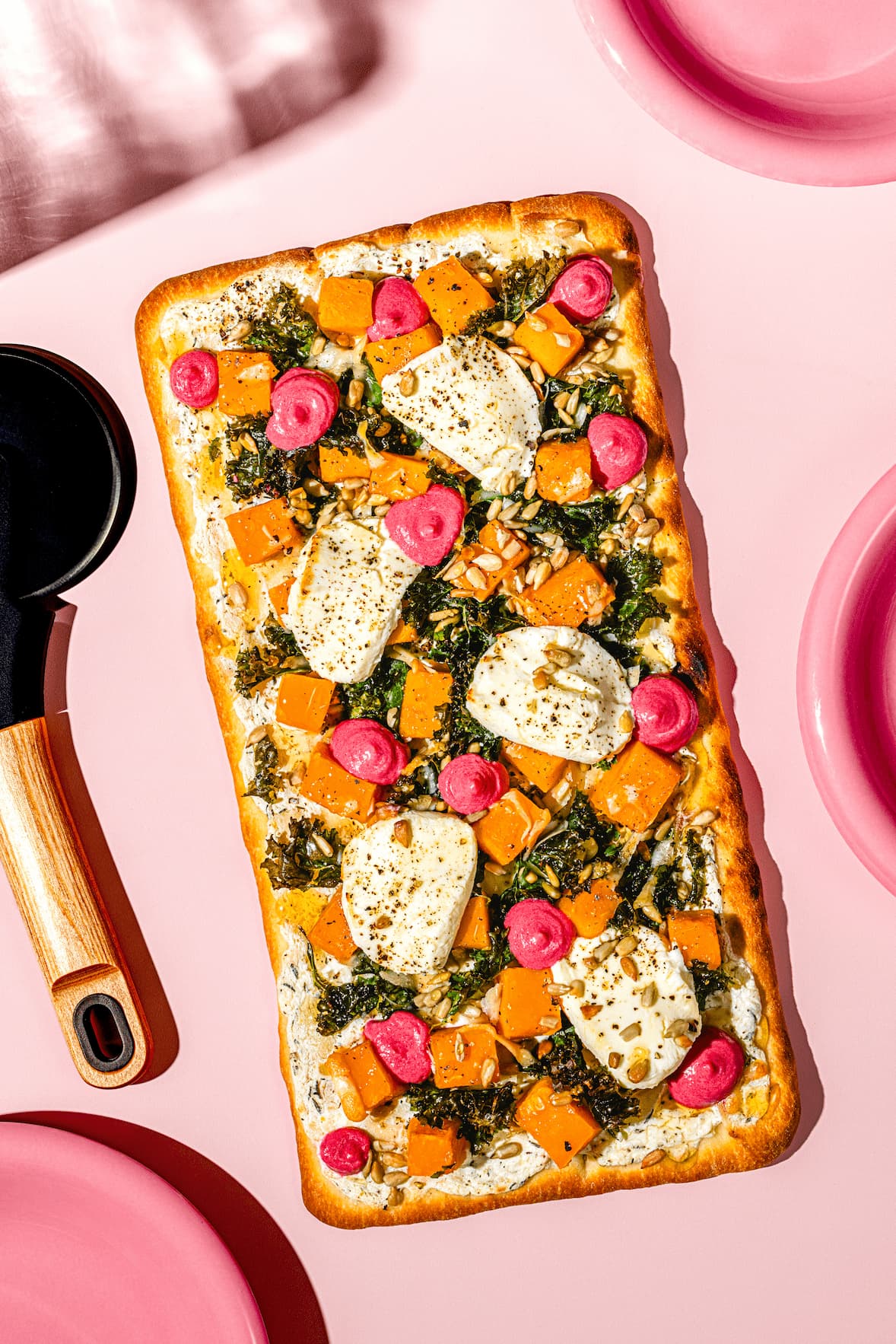 Pizza sur pain plat avec courge, chèvre et betterave