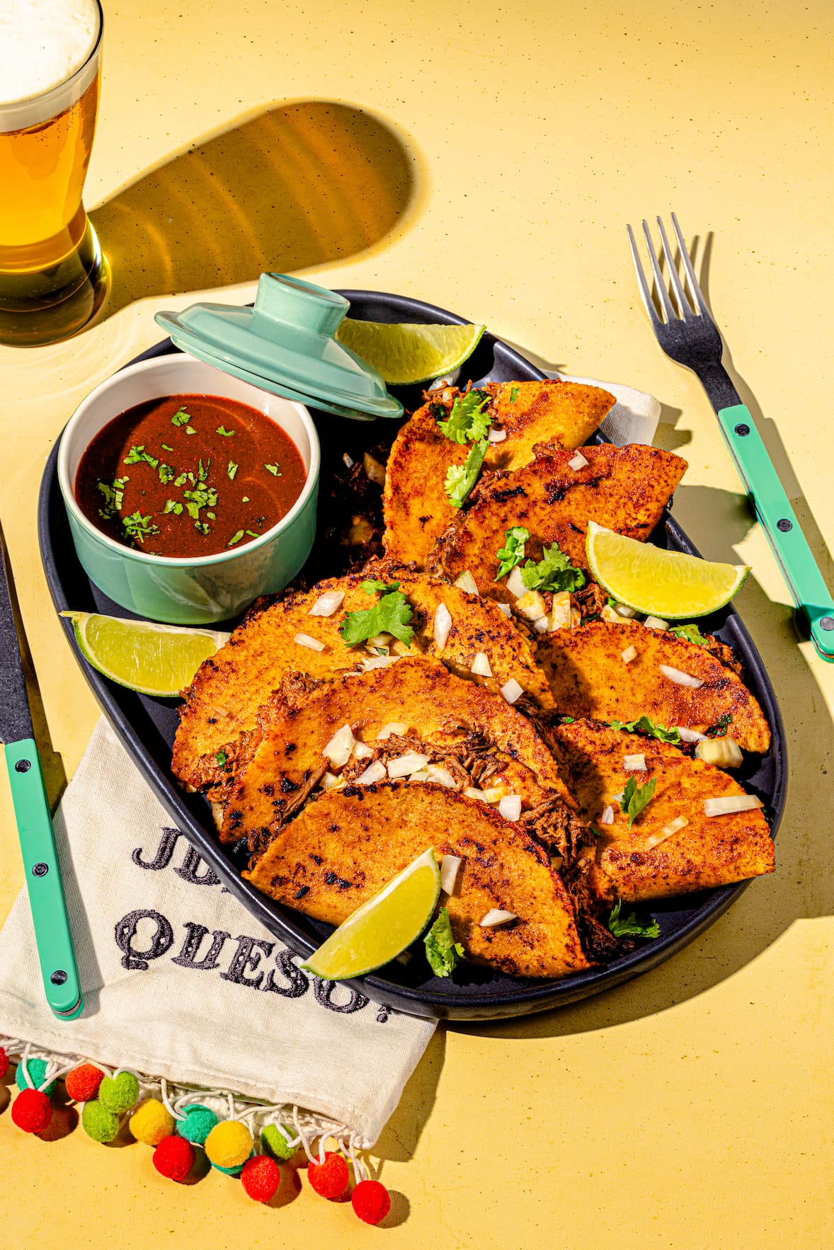 Tacos birria au boeuf avec consommé