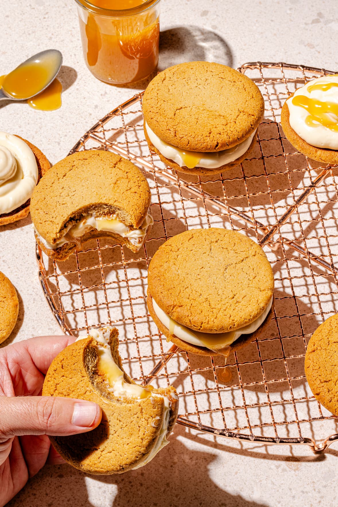 Biscuits sandwich aux pommes avec intérieur de crémage au fromage à la crème au caramel