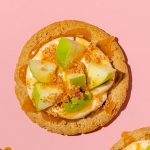 Biscuits décadents avec pommes et garniture au fromage à la crème