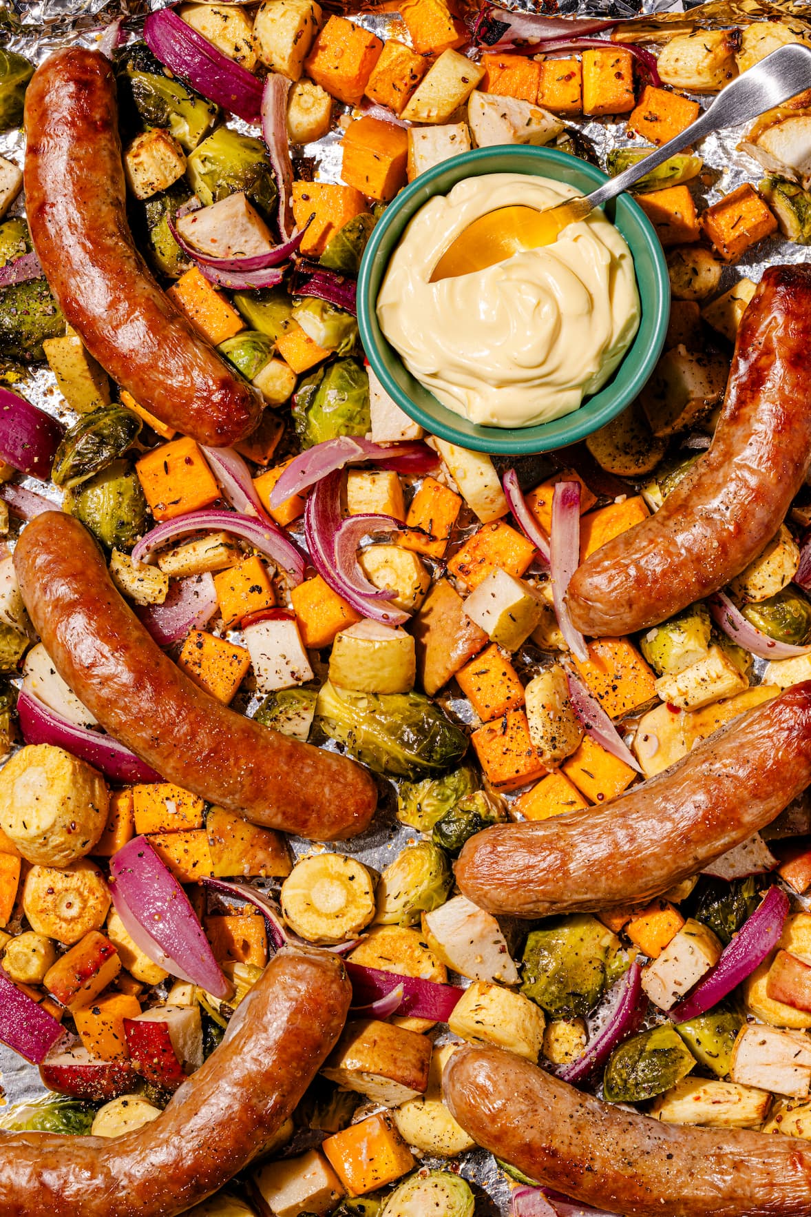 Plaque de saucisses d'automne avec panais, pommes, courge