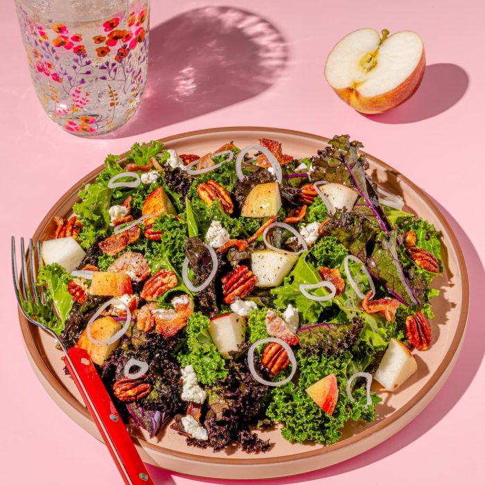 Salade de chou frisé avec pommes, pacanes et chèvre