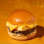 Sandwich oeuf et saucisses pour le déjeuner