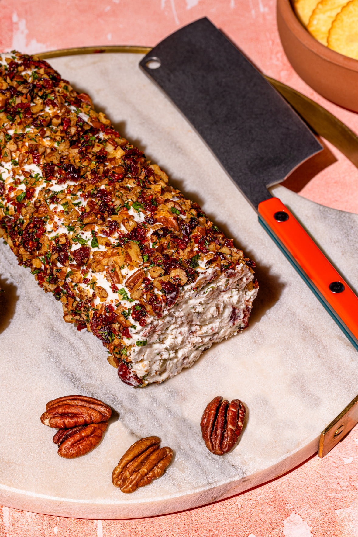 Rouleau de fromage de chèvre avec canneberges séchées et pacanes