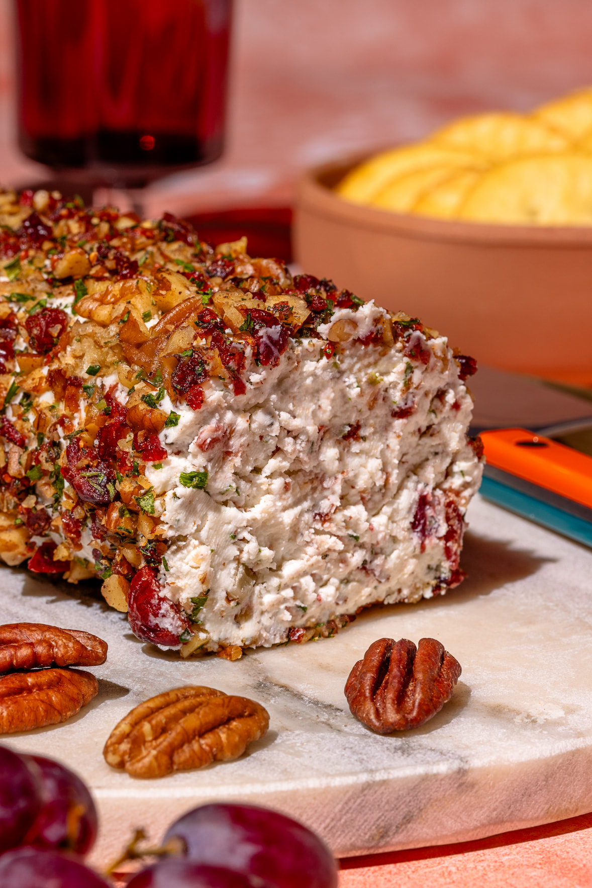 Rouleau de fromage de chèvre avec canneberges séchées et pacanes