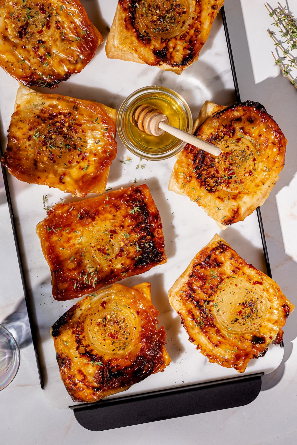 Tarte à l'oignon renversée avec fromage à raclette