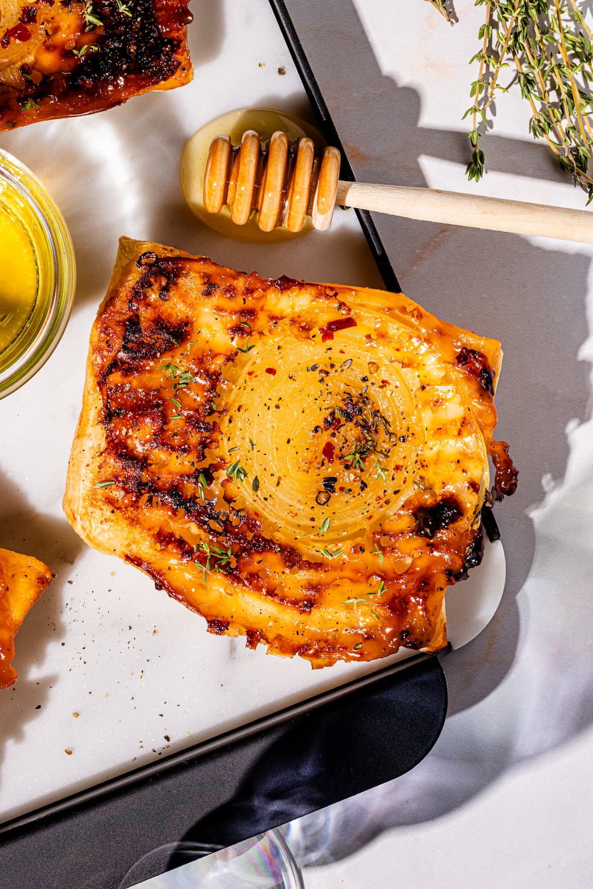 Tarte à l'oignon renversée avec fromage à raclette