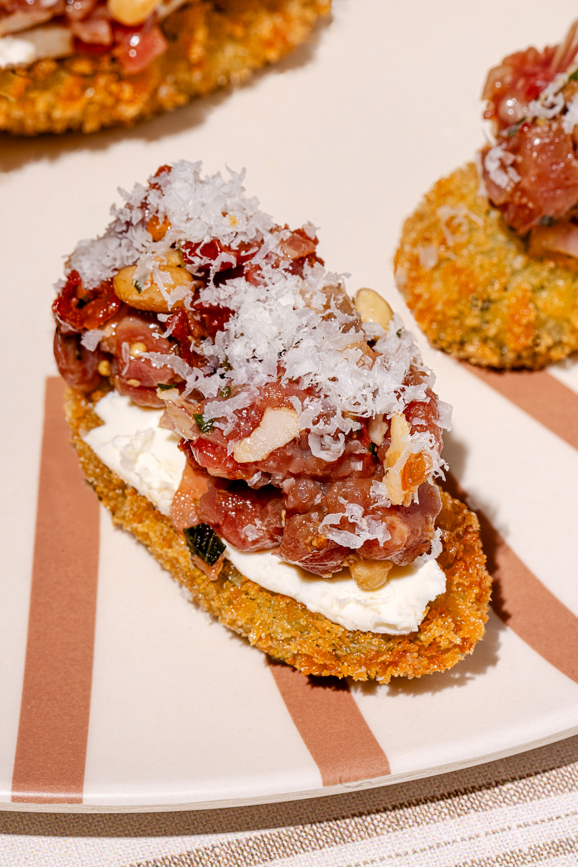 Bouchées de tartare de boeuf avec cornichons frits