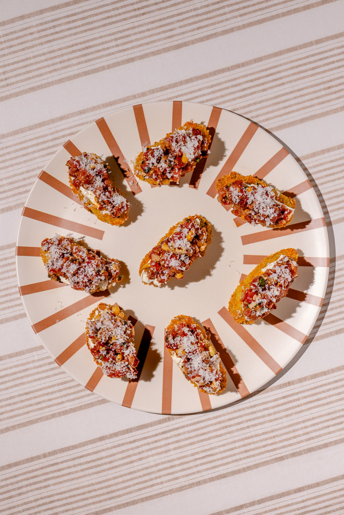Bouchées de tartare de boeuf avec cornichons frits