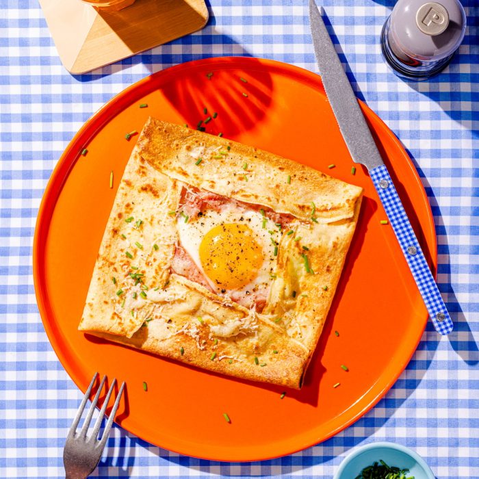 Carrés de crêpes avec oeufs, jambon et fromage