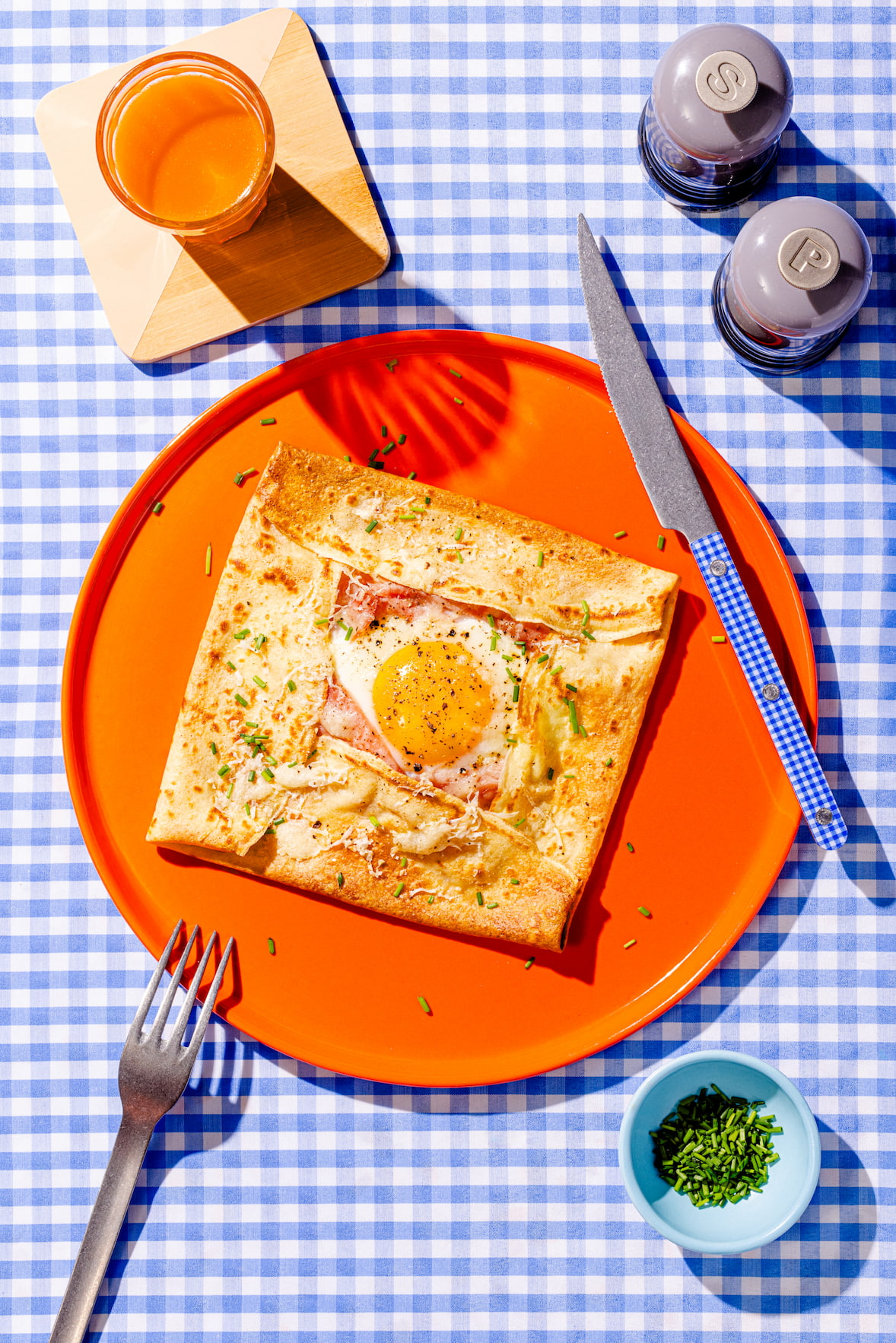 Carrés de crêpes au jambon avec oeuf au plat