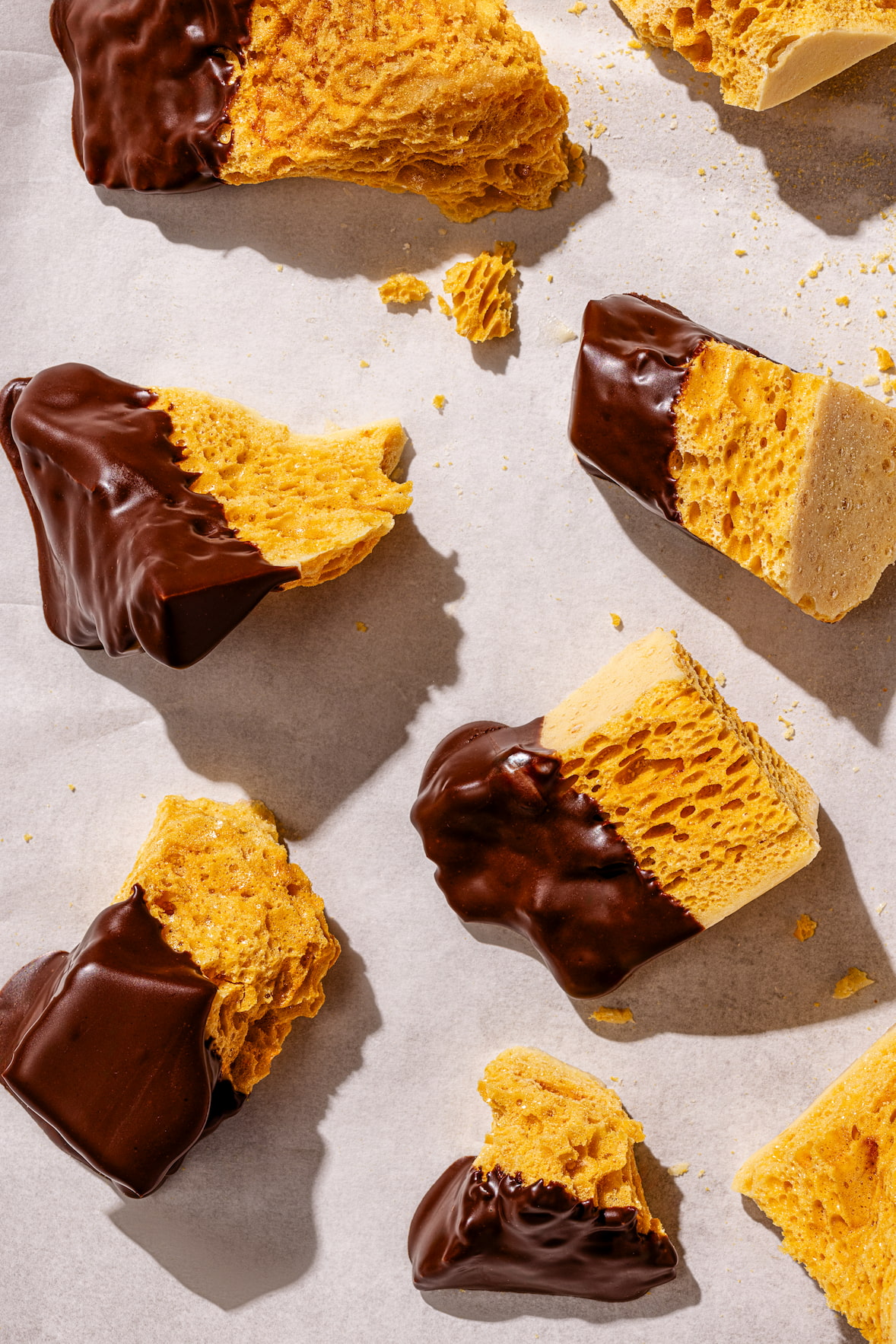 Tire-éponge trempées dans le chocolat (comme la barre de chocolat Crunchie)