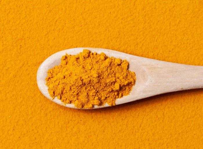Le curcuma : valeurs nutritives, calories, bienfaits santé, recettes et utilisations