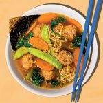 Soupe ramen aux boulettes de porc et aux légumes