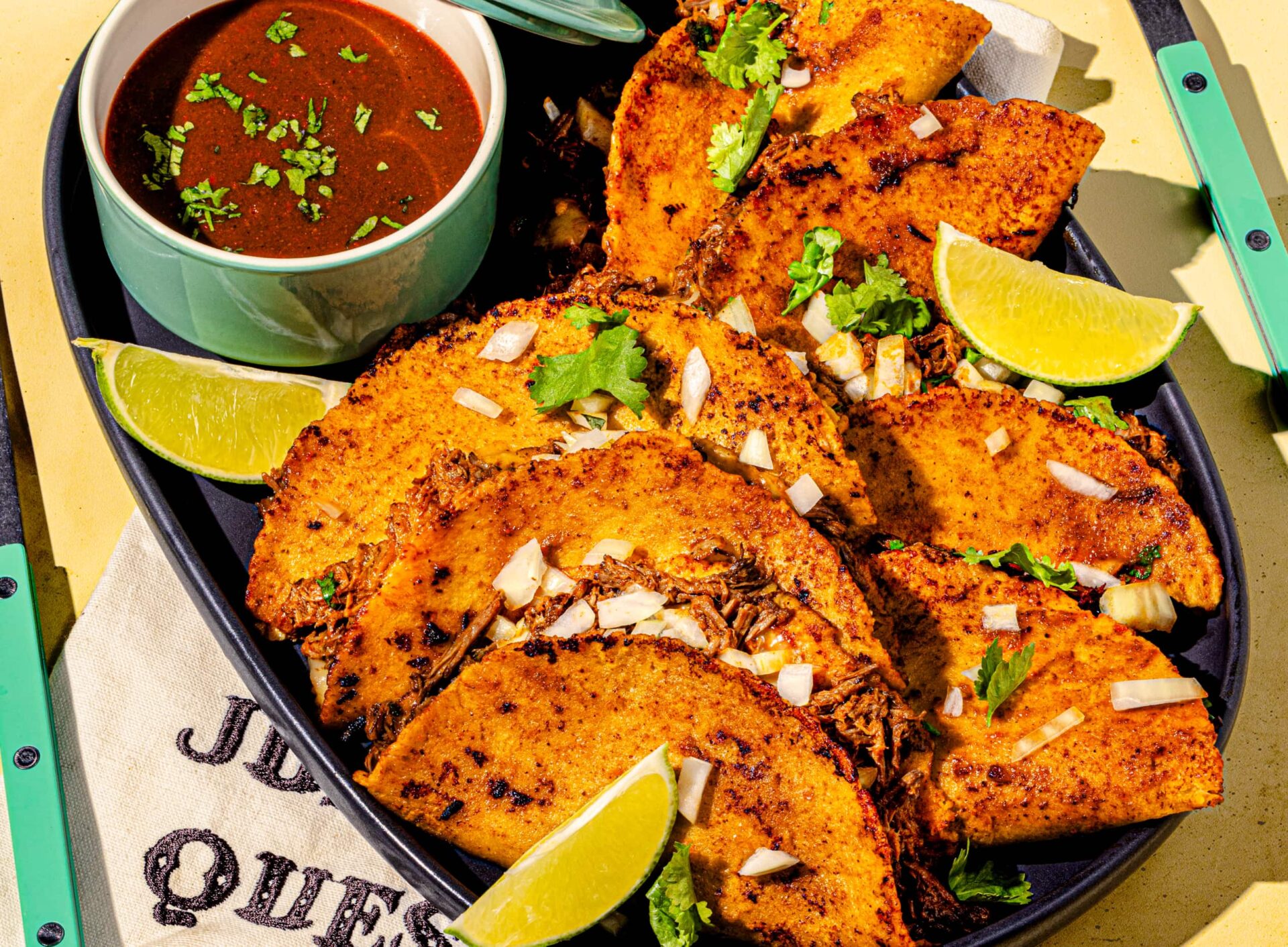 Tacis birria comme au Mexique avec du boeuf effiloché et un consommer de boeuf