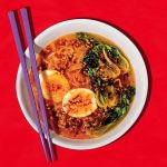 Ramen piquant avec bok choys grillés