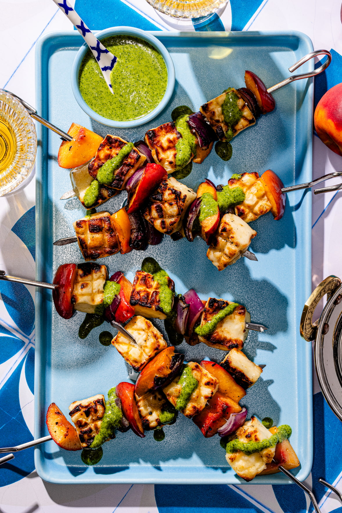 Brochettes de fromage halloumi grillé avec pêches et oignons rouges